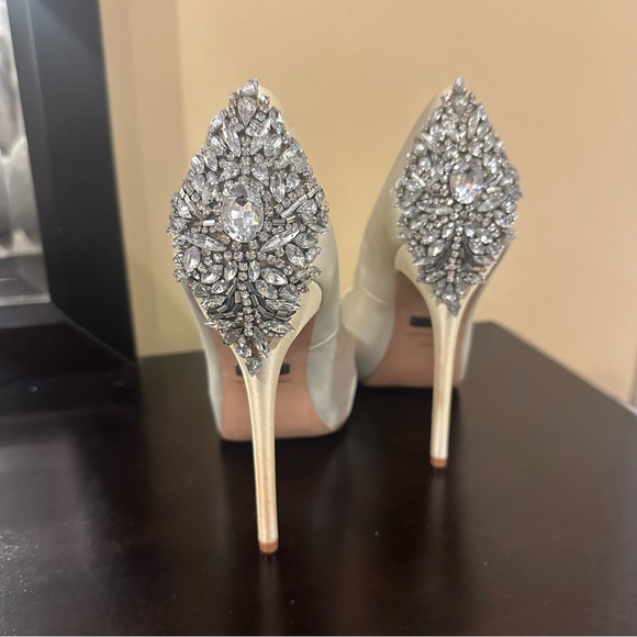 Badgley Mischka Kiara Bridal Pump Heel Size: 7.5 - Picture 3 of 11